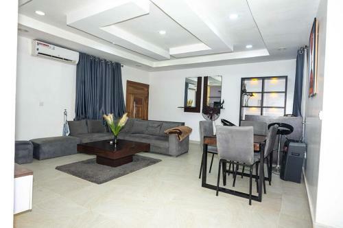 Pistbooking- Astonishing 3 Bedroom Apartment