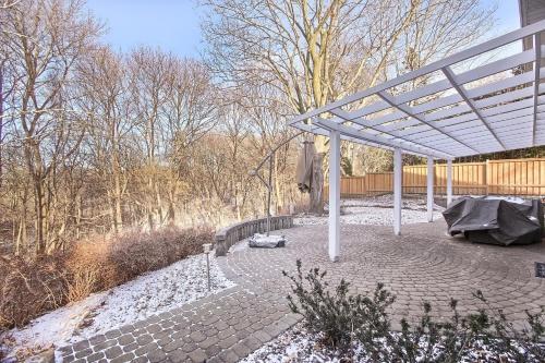Spacious Vacation Home With Ravine