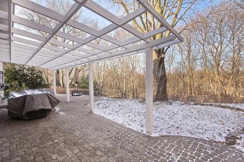 Spacious Vacation Home With Ravine