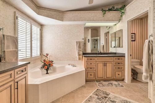 Palm Desert Townhome With Country Club Access!
