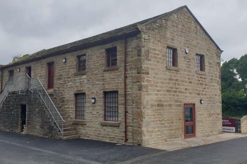 Canal Side Cottage Sleeps Up To 12 Guests