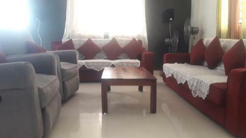Cheerful 3 -bedroom Villa With Pool & Garden