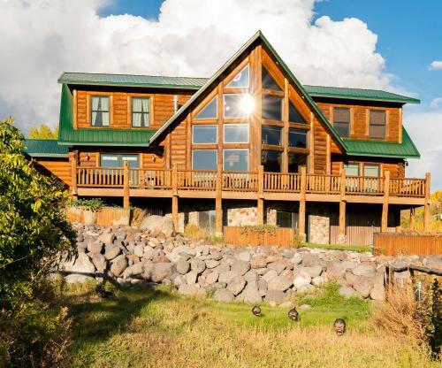 Spacious Luxury Log Home - 25 Min To Skiing, Boating And Trails!
