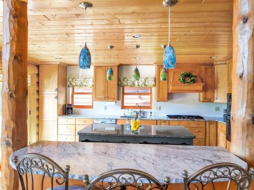 Spacious Luxury Log Home - 25 Min To Skiing, Boating And Trails!
