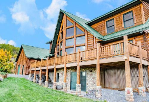 Spacious Luxury Log Home - 25 Min To Skiing, Boating And Trails!