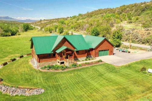 Spacious Luxury Log Home - 25 Min To Skiing, Boating And Trails!