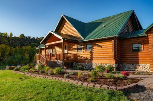 Spacious Luxury Log Home - 25 Min To Skiing, Boating And Trails!