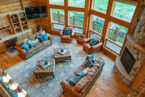 Spacious Luxury Log Home - 25 Min To Skiing, Boating And Trails!