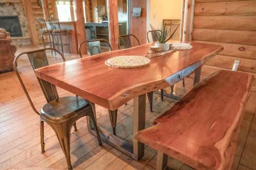 Spacious Luxury Log Home - 25 Min To Skiing, Boating And Trails!