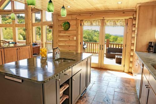 Spacious Luxury Log Home - 25 Min To Skiing, Boating And Trails!