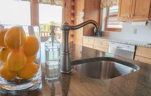 Spacious Luxury Log Home - 25 Min To Skiing, Boating And Trails!