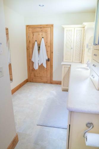 Spacious Luxury Log Home - 25 Min To Skiing, Boating And Trails!