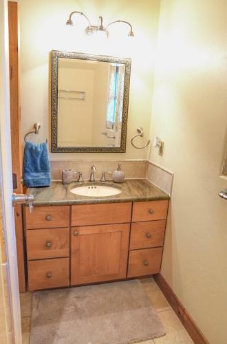 Spacious Luxury Log Home - 25 Min To Skiing, Boating And Trails!