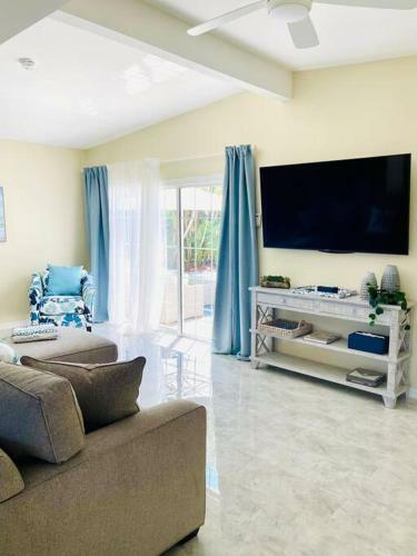 Villa Your Oasis In Naples! Saltwater Heated Pool!