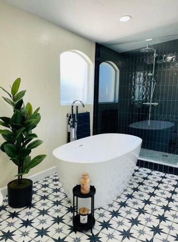 Villa Your Oasis In Naples! Saltwater Heated Pool!