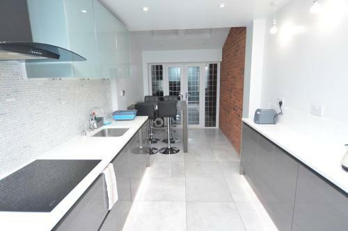 Luxury 5 Bedroom House With Free Parking On Site