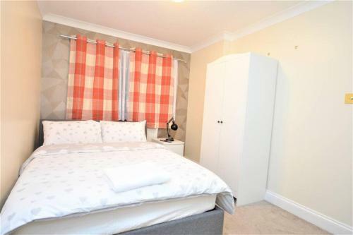Luxury 5 Bedroom House With Free Parking On Site