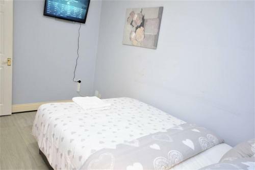 Luxury 5 Bedroom House With Free Parking On Site