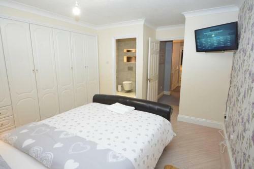 Luxury 5 Bedroom House With Free Parking On Site