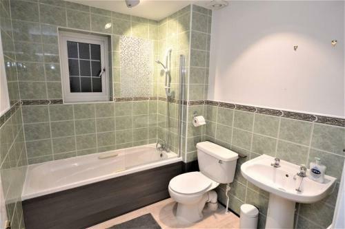 Luxury 5 Bedroom House With Free Parking On Site