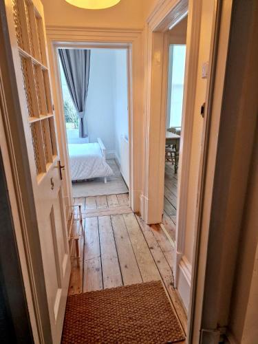 The Pink Bath Pad - 3 Bedroom Seaside Apartment