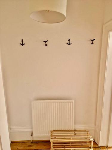 The Pink Bath Pad - 3 Bedroom Seaside Apartment