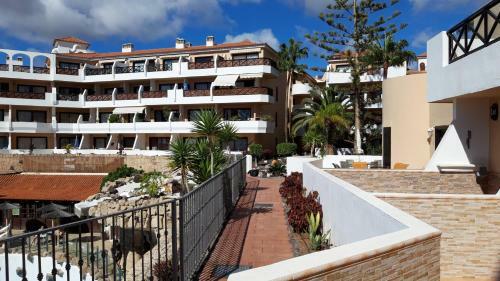 Apartment With Pool And Gardens Near The Coast