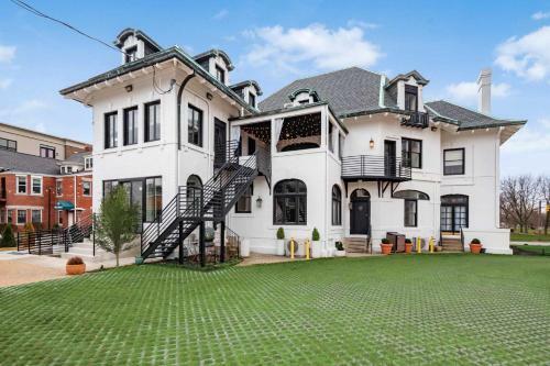 Lavish Columbus Villa With Gym, Spa And Speakeasy