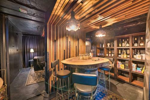 Lavish Columbus Villa With Gym, Spa And Speakeasy