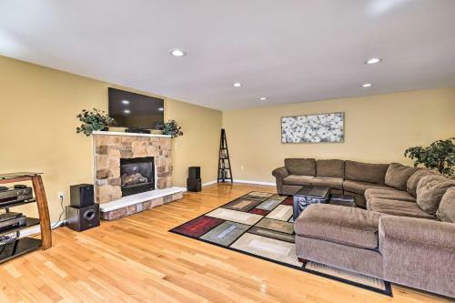 Waterfront Poconos Getaway Game Room And Deck!