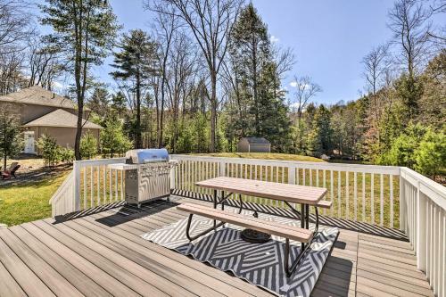 Waterfront Poconos Getaway Game Room And Deck!