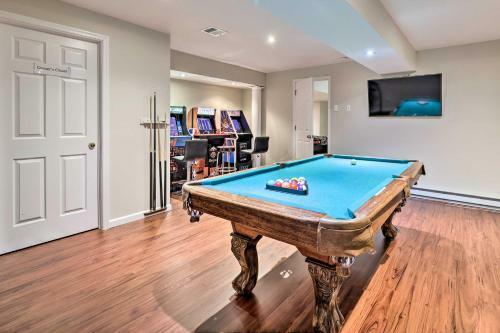 Waterfront Poconos Getaway Game Room And Deck!