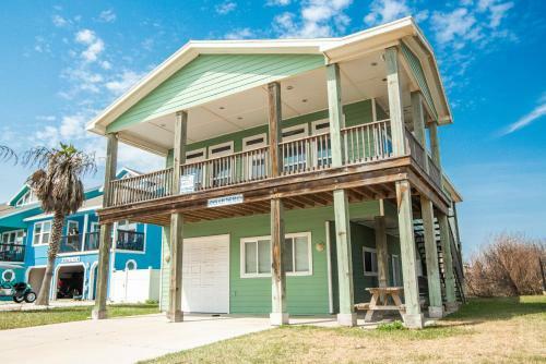 Jones N By The Beach - Golf Cart Included!