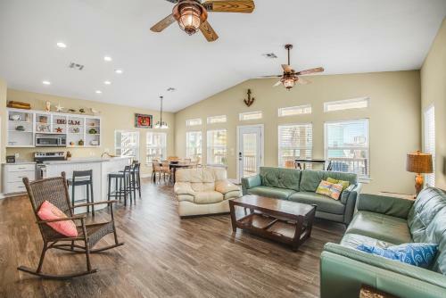 Jones N By The Beach - Golf Cart Included!
