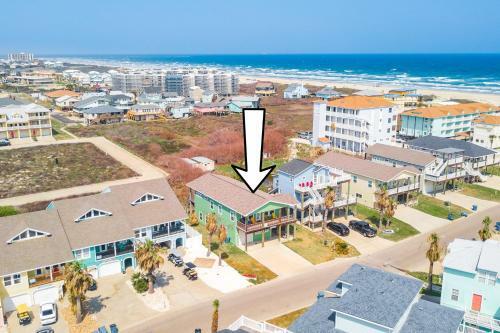 Jones N By The Beach - Golf Cart Included!