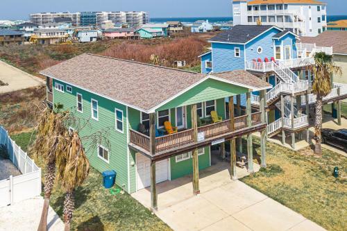 Jones N By The Beach - Golf Cart Included!