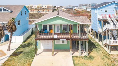 Jones N By The Beach - Golf Cart Included!