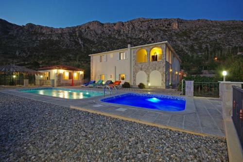 Villa Vila Nova With Private Heating Pool And Jacuzzi