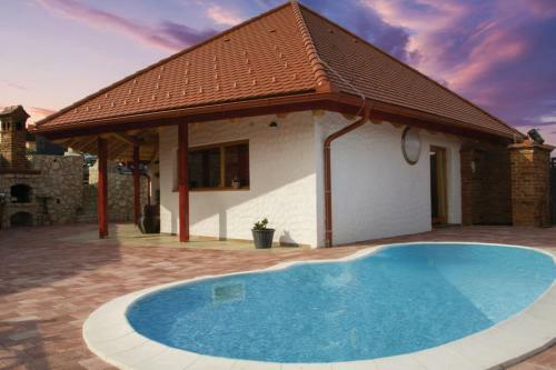 Secret Wellness Pool&relax
