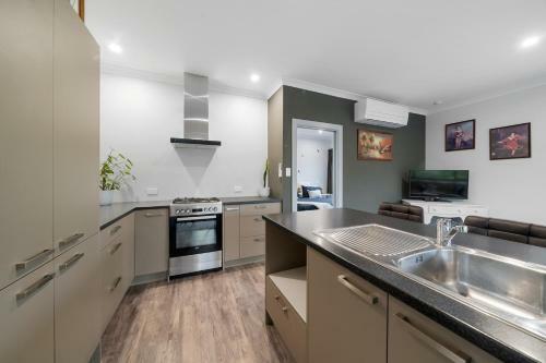 Orange Blossom Cottage - Greytown Holiday Home