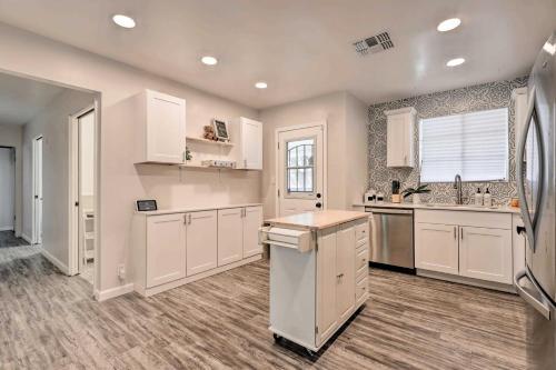 Spacious Phoenix Abode With Meditation Room!