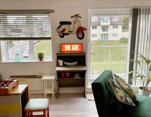Surfers View. 2-bedroom Apartment By The Sea