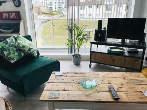 Surfers View. 2-bedroom Apartment By The Sea