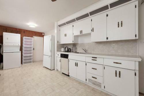 Large 4 Bedroom , 1 Bathroom Upper Suite