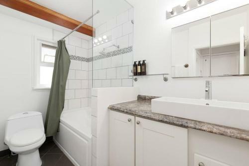 Large 4 Bedroom , 1 Bathroom Upper Suite