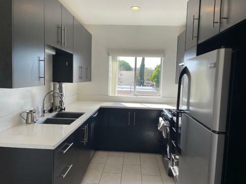Stylish Living With Comfort Next To Beverly Hills