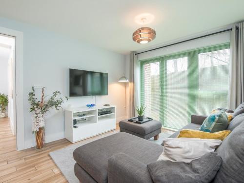 Pass The Keys Beautifully Presented 2 Bed Apartment With Parking