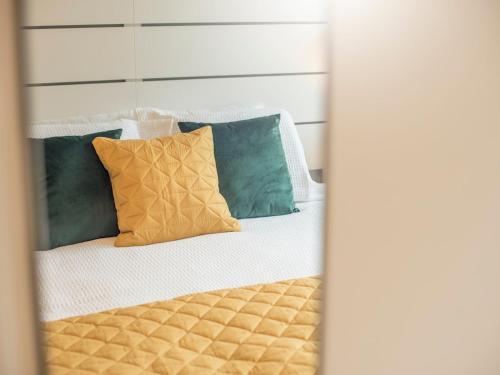 Pass The Keys Beautifully Presented 2 Bed Apartment With Parking