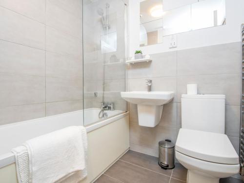 Pass The Keys Beautifully Presented 2 Bed Apartment With Parking