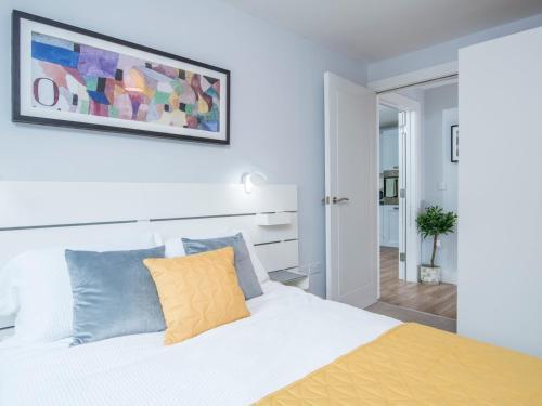 Pass The Keys Beautifully Presented 2 Bed Apartment With Parking